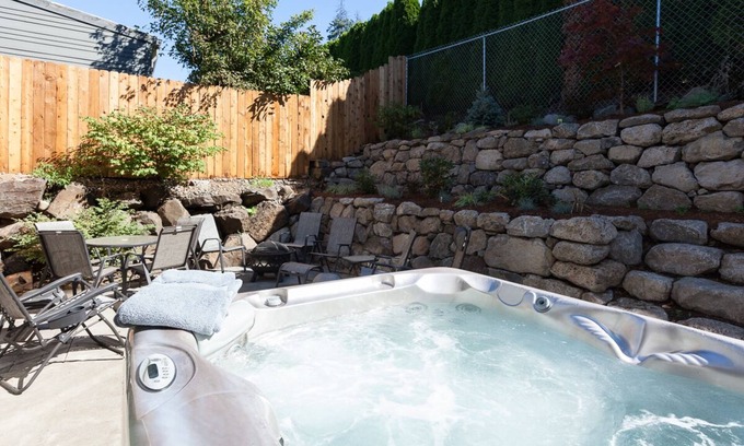 Hood River House | Downwinder, Hot tub! A/C, Views, Minutes to Downtown