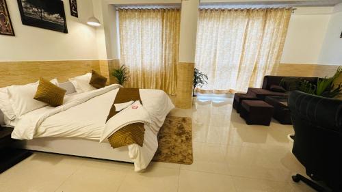 Sector 27 Hotel | DR White House - Noida Sector 18