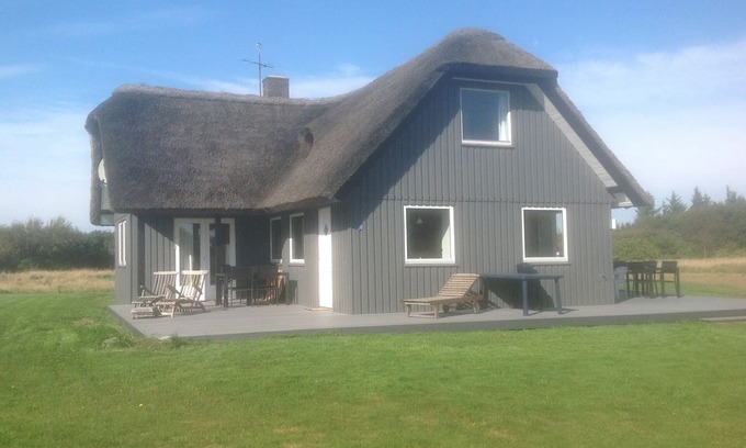 Morsø Municipality House | Dragstrup Vig. 130 m2 wooden holiday cottage w/thatchroof. 100m. to the beach.