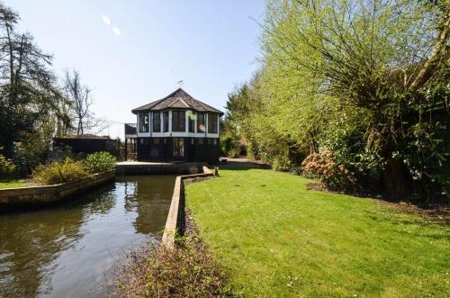 Wroxham House | Drakes - Holiday Cottage in Wroxham