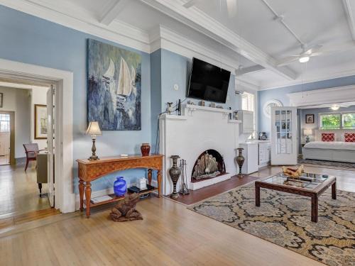 Thomas Square Apartment | Drayton Place 1A & 1B