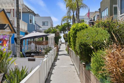 Mission Beach House | Dream 2 Story Home! Steps to the Ocean, Private Patio, AC, Hot Tub & BBQ