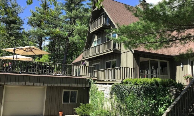 East Chatham House | Dream getaway - mtn views, ski, pool, BBQ, Firepit, Kid friendly, Lakes, WFH