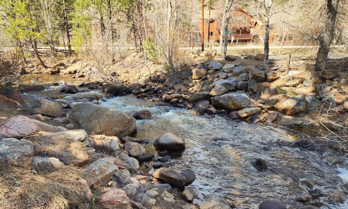 Estes Park Hotel | Dream River Front Suites R3