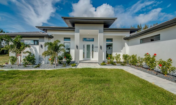 Burnt Store House | Dream villa in Cape Coral for 8 people, directly on the lake and access to the golf course