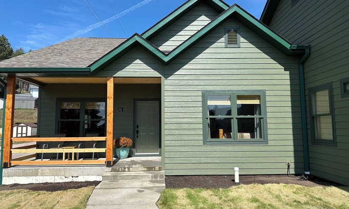 Custer House | Dreamcatcher Cottage New Home 2BR 2 Bath Garage Downtown Custer