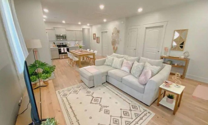 East Memphis House | Dreamy Getaway 2br|2ba, Relaxing Backyard w/Mural