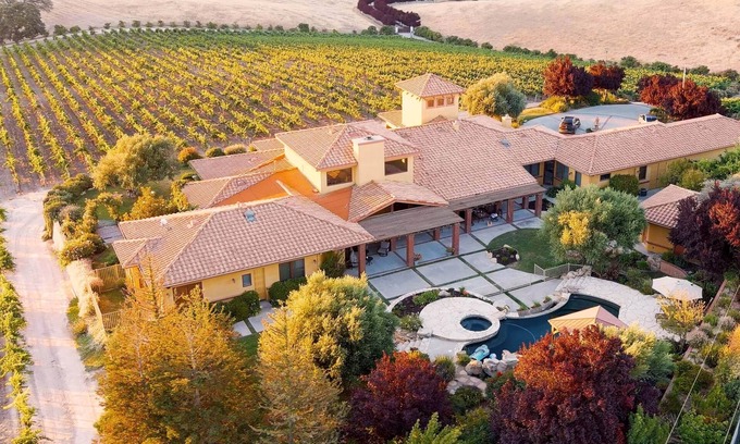 Paso Robles Villa | Dresser Winery Estate Villa! Ask about our Nov/Dec special savings!
