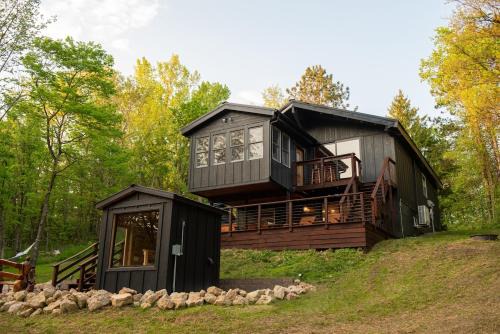De Soto Ski Chalet | Driftless Cabin - Sauna, Firepit, BBQ