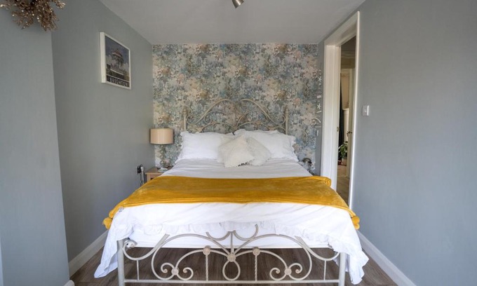 Saltdean Apartment | Driftwood by the Sea