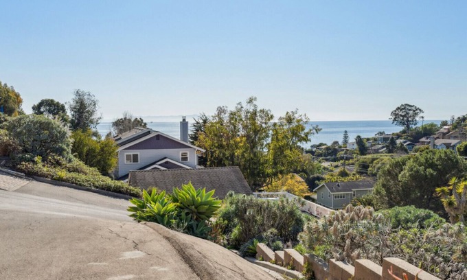 Santa Barbara House | Driftwood Club - Whitney's Oceanview Studio! (Full Kitchen)