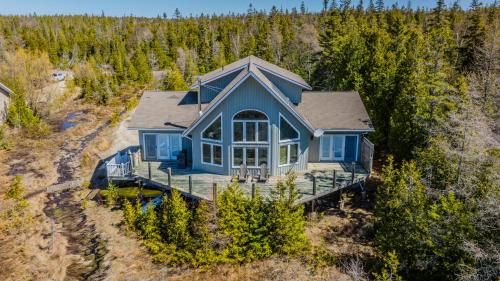 Tobermory House | Driftwood Luxe Lakefront Retreat - Tobermory