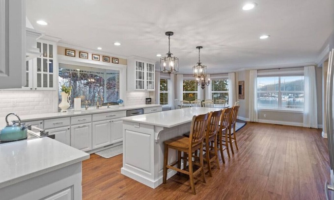 Bayview House | Dromore Estate & Lilac Cottage · Luxury Lakeview Estate- 2 homes on 2 acres!