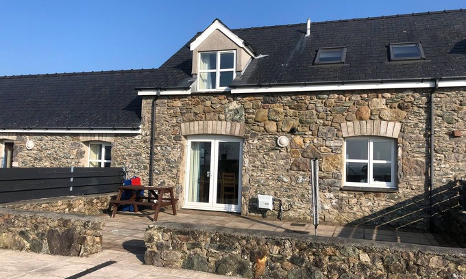 Llangefni Cottage | DROSGL, family friendly, with a garden in Llangefni