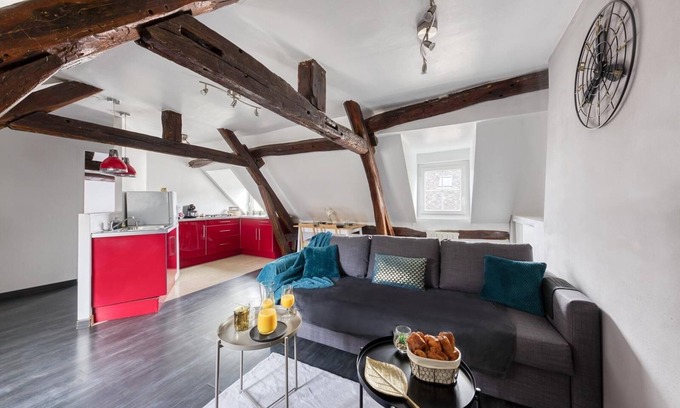 Dreux Apartment | Drouais Night