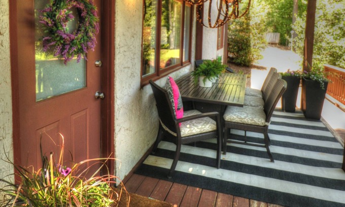 Helen House | DT Helen on River Sleeps 4, 1BR/1BA with Yonah Views: Das Klein Gastehaus