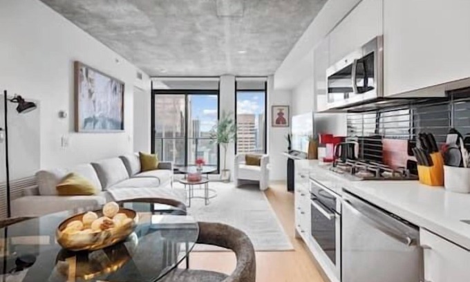 Connaught Apartment | DT Views |UG Park | Mins to Saddledome | Pool| Gym