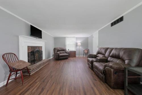 Glasgow House | Dual Delight Stylish Duplex 2-Unit Home