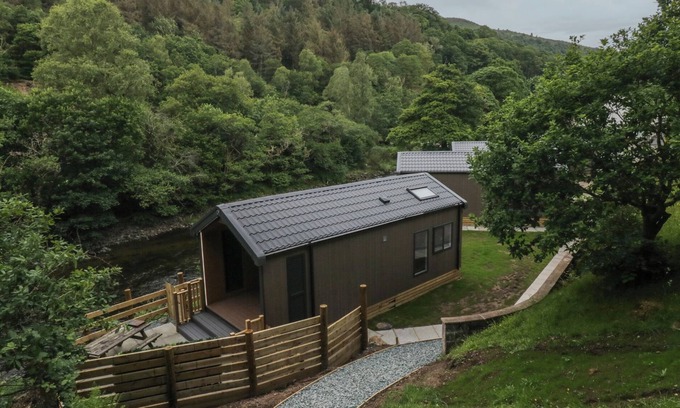 Keswick Cottage | DUBS LUXURY FAMILY POD, pet friendly, with hot tub in Keswick
