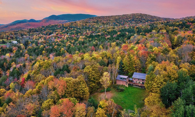 Moscow House | Dug's House: 4 br, pet friendly, deck w/Mansfield views!