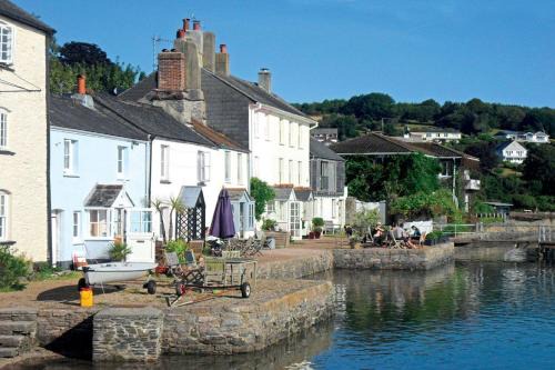 Dittisham House | Dunedin - Waterside location, private garden and buckets of charm