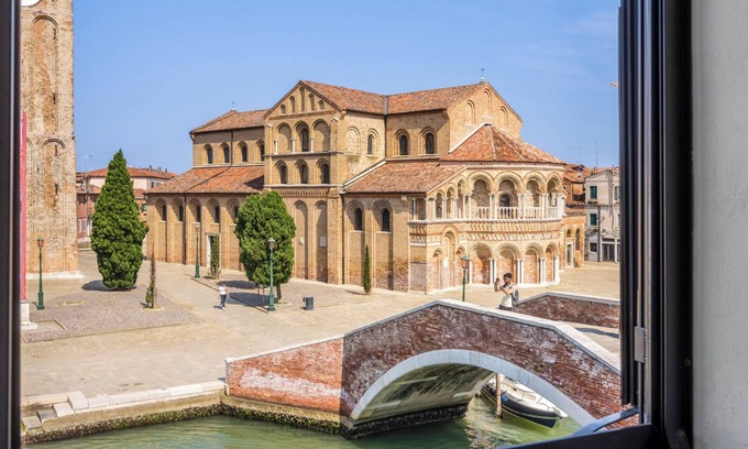 Longa Apartment | DUOMO Murano Apartment with Canal view