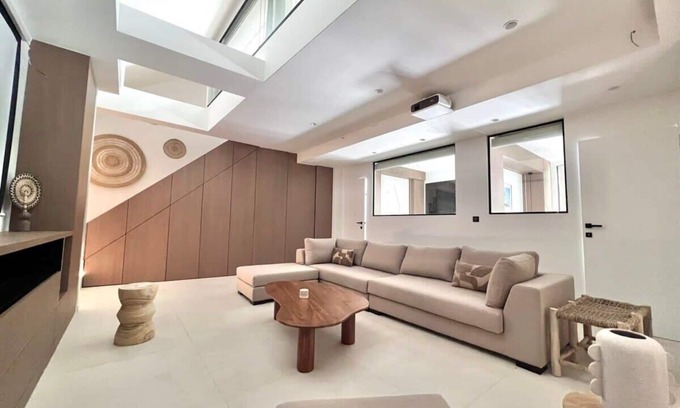 Quartier de la Roquette Apartment | Duplex élégant au cœur du Marais avec cinéma - 6P