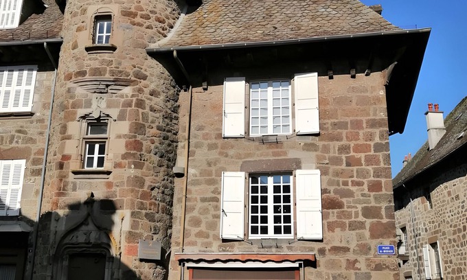 Vic-sur-Cere House | Duplex of the House Known as the Princes of Monaco