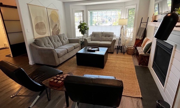 East Kootenay House | DWELL/Fernie/BC/Hot Tub/Walk to Downtown