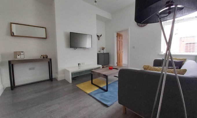 Sunderland House | Dwell Living Sleeps 4 with free parking wifi, smart TV