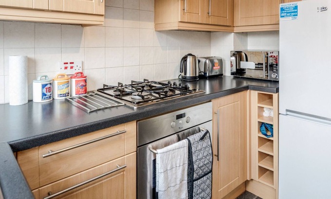 Roding House | Dwellers Delight Living Serviced Accommodation ★ 2 Bed House ★Woodford, London.