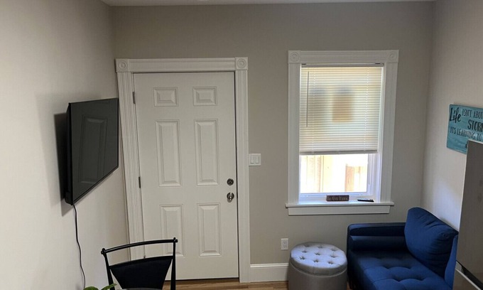 Beverly Apartment | Dwtn Apt~King Beds~Mins to Salem