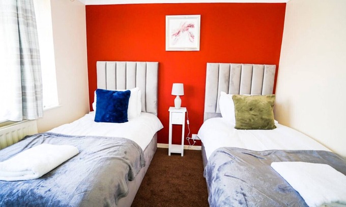 Windsor House | E2M Stays Royal Windsor - Racecourse - Legoland