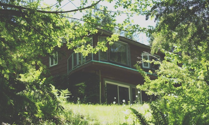 Shawnigan Lake House | Eaglenest Sanctuary - Rustic and Serene Riverfront Stay