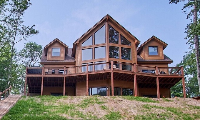 St Germain House | Eagles Bluff 6 Br Lakefront Cabin on 20 acres