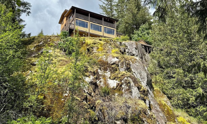 Upper Squamish Cabin | Eagles Nest - Epic Bluff-Top Cabin Squamish Valley
