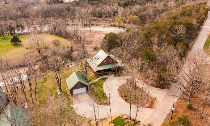 Eagle Rock Cabin | Eagles Roost. Wifi & Dog Friendly. Covered porch & upper Deck w/Sunset Views