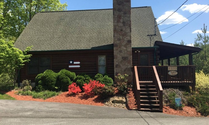 Sevierville Cabin | EARLY 2025 SPECIALS! nCharming 2BR/2 Bath Only Minutes from Dollywood