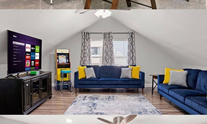 San Antonio House | Early Bird Discounts in Oct - Book Now!