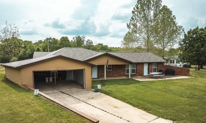 Waynesville House | Earth Home Near Leonard Wood with Private Pond; Events ok with approval
