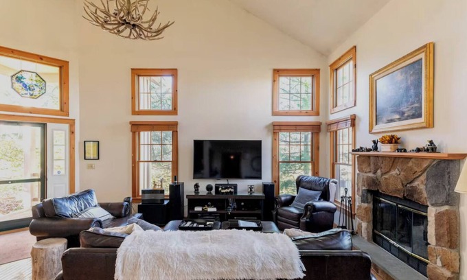 Tannersville Ski Chalet | Earthstone Valley | Ski Pool Pickleball