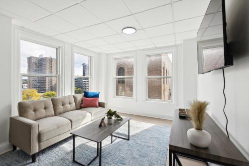 Central Business District Apartment | East 636i Cozy & Comfy I Downtown I Gym