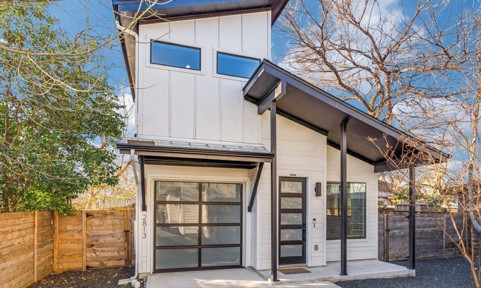 Govalle House | East Austin Hideaway 2-bedroom house with AC and Google Fiber