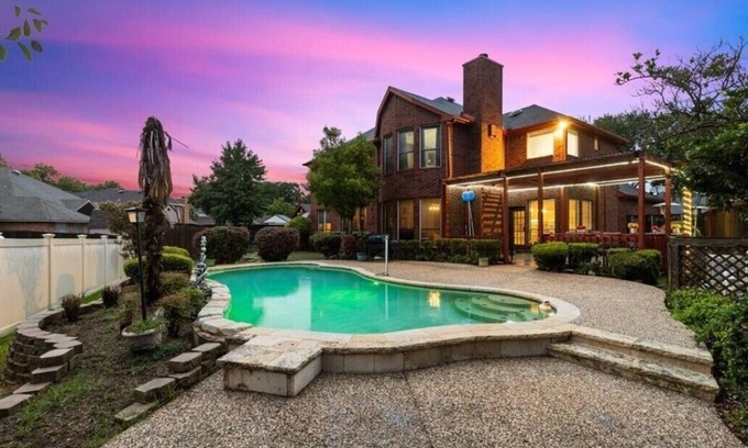 Mesquite House | East Dallas Estate Sleeps10 Veteran Owned