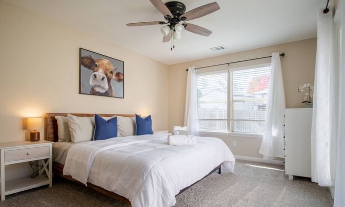 Langdon Place House | East End Charmer, King SUITE, Private Parking!! Internal name: Duplex