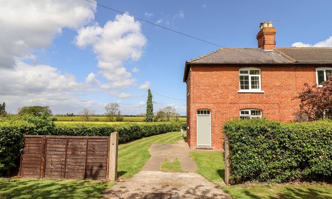 Holton Le Clay Cottage | EAST FARM COTTAGE, family friendly, with open fire in Market Rasen