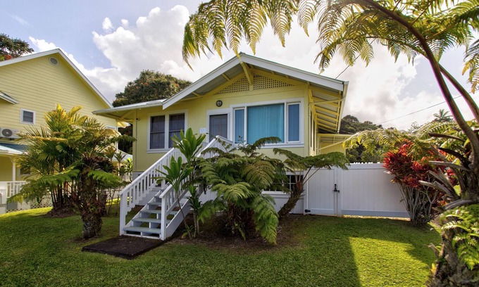 Hakalau House | East Hawaii - Ocean, Mountains & Waterfalls