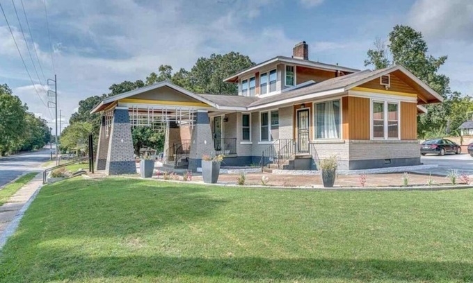 University District House | East Memphis Bungalow on 3/4 acre in the middle of Memphis