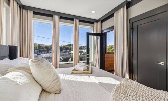 Madison House | East Nash Luxury Escape w/Rooftop Deck-Sleeps 12!