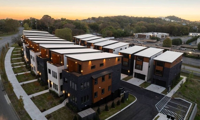 Madison House | East Nash Luxury Escape w/Rooftop Deck-Sleeps 12!